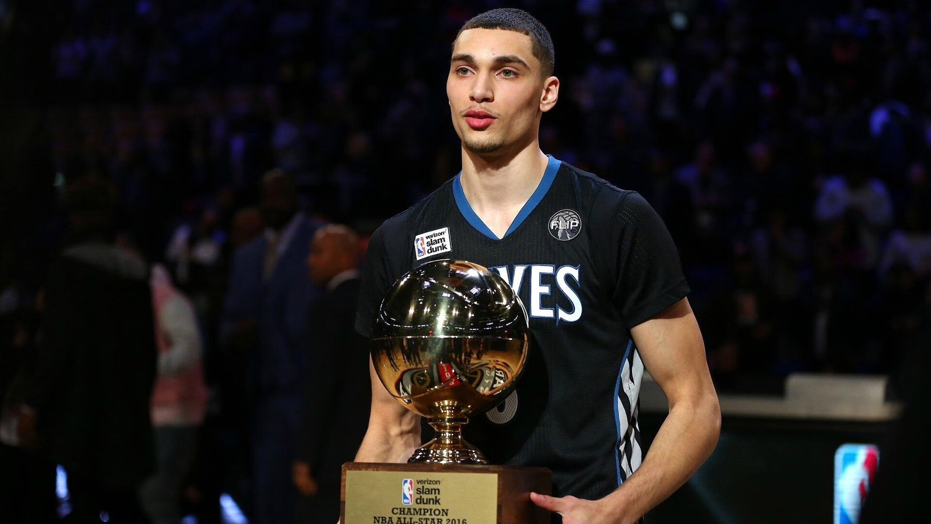 开云平台-引擎嘶吼撕裂夜幕，爱德华兹的关键节点如何改写街道赛法则？  第2张