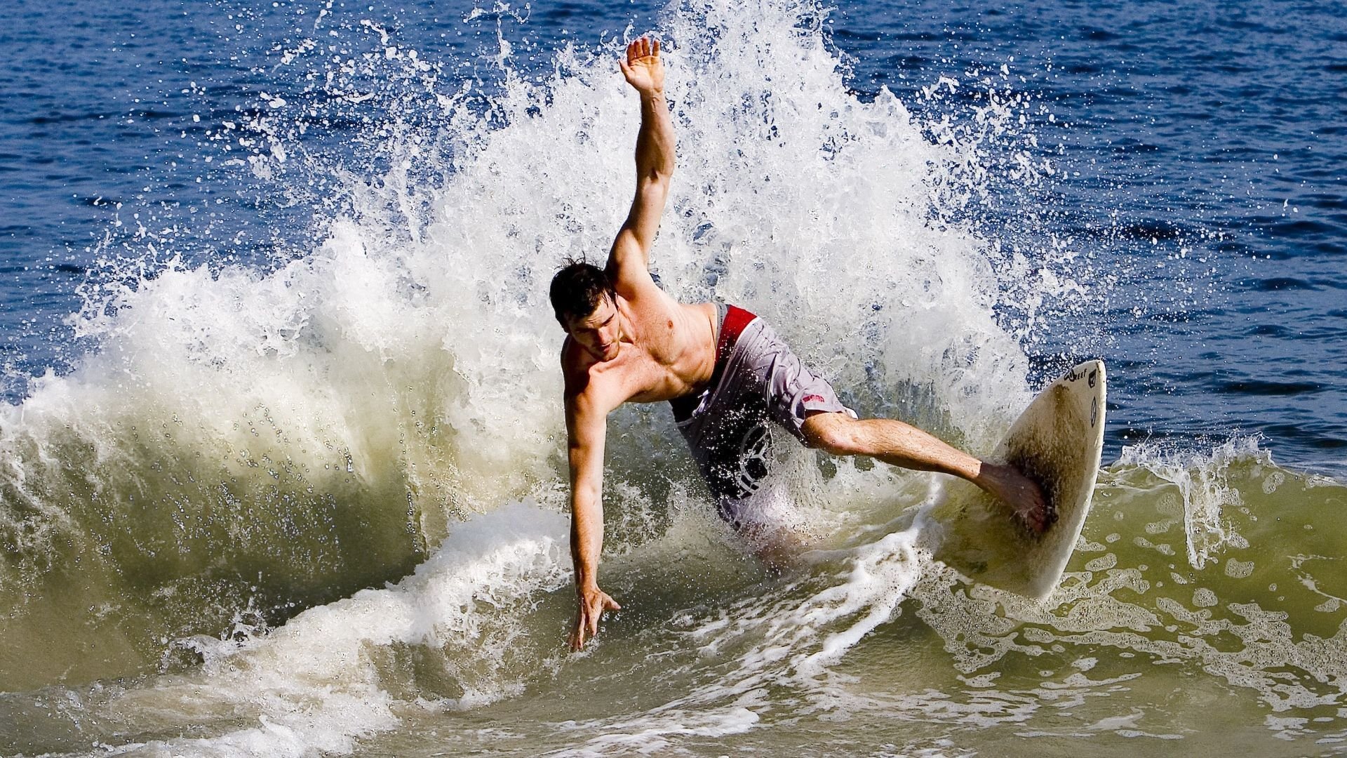 开云体育官网-季后赛抢七之夜，霍勒迪打出生涯之夜，当沉默的齿轮成为命运的主轴  第2张